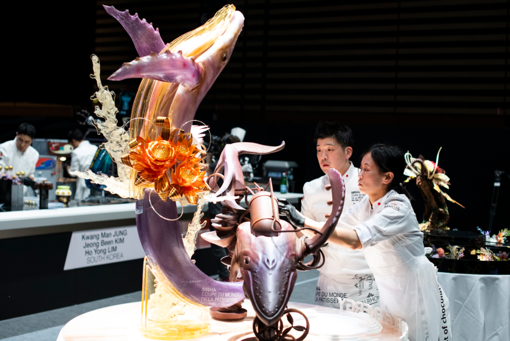 Coupe Du Monde De La Pâtisserie : L’équipe Marocaine Monte à Lyon Une Magnifique Pièce Artistique Sous Le Thème De La “tbourida”