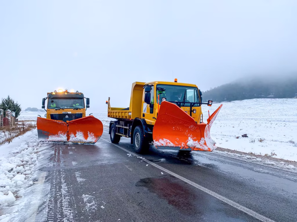 Ifrane : Les Services Du Ministère De L’equipement à Pied D’œuvre Pour Le Déneigement Des Routes