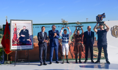 « Agador » sacré lors du Grand Prix de Sa Majesté le Roi Mohammed VI à l’ouverture du Salon International des Courses Hippiques à Casablanca "agador" Sacré Lors Du Grand Prix De Sa Majesté Le Roi Mohammed Vi à L’ouverture Du Salon International Des Courses Hippiques à Casablanca